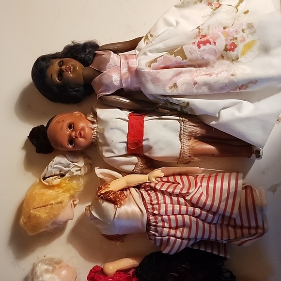 VINTAGE ASSORTMENT OF PLASTIC & RUBBER DOLLS. - Picture 5 of 6